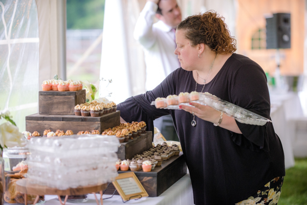 wedding coordinator putting out the cupcakes at fawn hollow acres