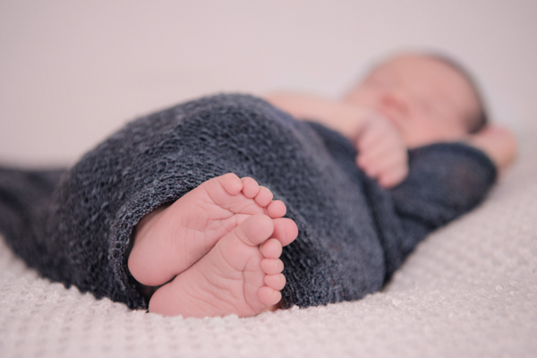 J and D studio newborn baby feet photo with background of baby blurry, Studio Harrisburg, PA